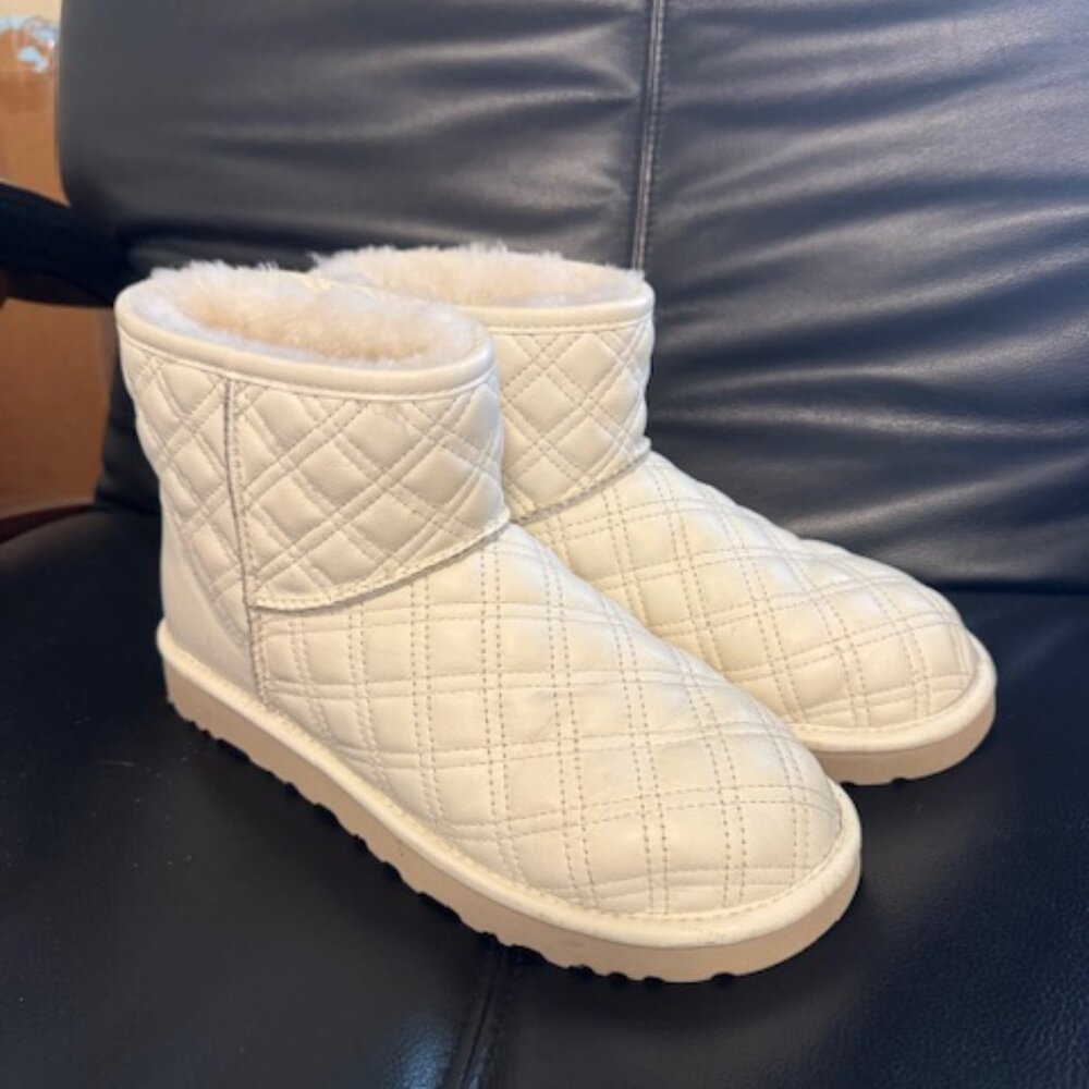 UGG Classic Mini II Quilted Genuine Shearling Lined 8 Bootie Boot White Womens